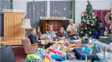 Die private Bremerhavener ehrenamtliche Truppe (von links) Christel Hanske, Martina Holzki, Nicole Krieger, Corinna Mosebach, Waltraud Stegmann, Jutta Harnisch und Stefanie Deppe bereiten die große „Senioren-Wunscherfüllbaum-Aktion“ vor. 