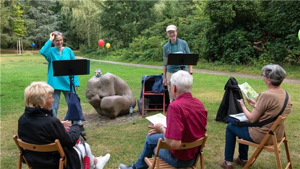 Eine Zahl, ein Gedicht: Heike Eulitz und Wolfgang Marten lasen den Besuchern im Bürgerpark Lyrik vor.