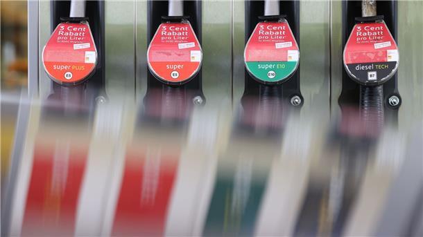 Hohe Spritpreise: Das Rekordjahr steht schon fest Eine Zapfsäule an einer Tankstelle in Kaufbeuren.