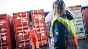  Eine Zollbeamtin kontrolliert auf dem Gelände eines Logistikunternehmens den Inhalt eines importierten Containers. Jeden Tag sind die Zollbeamten im Überseehafen in Bremerhaven im Einsatz. 