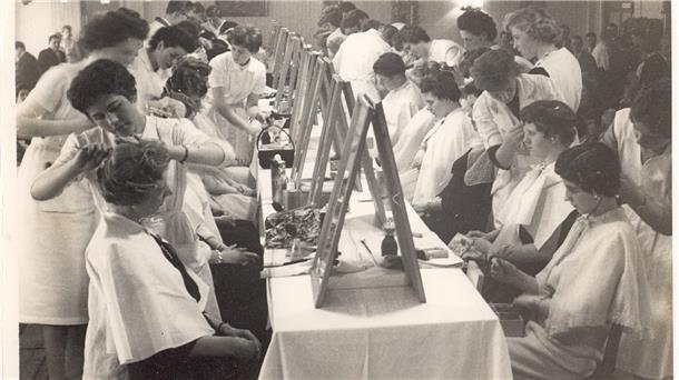 Eine Zwischenprüfung der Friseur-Innung 1958 in der Nordenhamer Strandhalle.
