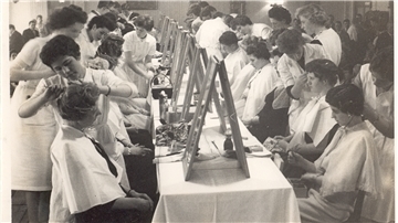 Eine Zwischenprüfung der Friseur-Innung 1958 in der Nordenhamer Strandhalle.