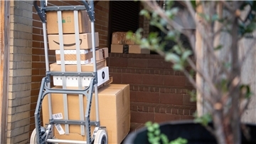 Einem Gutachten zufolge ist in Deutschland nahezu jeder zweite Paketzusteller bei Subunternehmen beschäftigt.