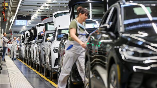 Deutsche Industrie legt überraschend weiter kräftig zu Einen besonders großen Anteil am deutlichen Zuwachs der Gesamtproduktion hatte demnach die Automobilindustrie.