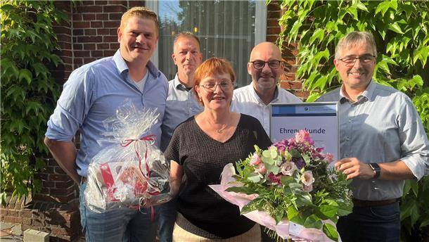 Sie ist seit 40 Jahren die „Frau für alle Fälle“ bei B-G-S Paulsen Einen Blumenstrauß gab es auch: (von links) die B-G-S-Geschäftsführer Florian Schult und Michael Gerdau, Jubilarin Kerstin Riggers mit Ehemann Detlev sowie Geschäftsführer Michael Butt.