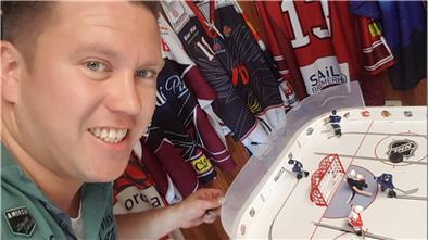 Einen kleinen Pinguins-Anbau hat sich Dirk Reimer hergerichtet. Mit unzähligen Trikots, Schals und sogar einem Eishockey-Tischkicker neben dem TV.