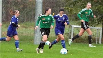 Einen lupenreinen Hattrick schnürte Milena van der Pütten (Zweite von links) beim 9:0-Sieg.