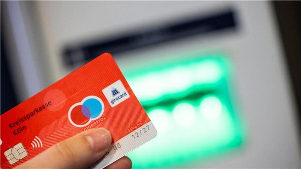 Millionen Maestro-Karten mit neuer Zahlfunktion ausgegeben Einen Monat nach dem Ausgabestopp für neue Maestro-Karten wurden bereits rund 2,8 Millionen Karten mit einer alternativen Zahlfunktion ausgegeben.