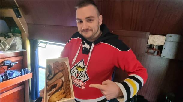 Pinguins-Fans on Tour: Per Sonderzug nach Mannheim - Her mit den Punkten (Update 28) Einen schönen Gruß aus Fischtown: Der Fisch ist ein Geschenk für den gegnerischen Stadionsprecher