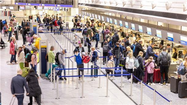 Einen Tag vor Weihnachten hat die Pilotengewerkschaft Cockpit (VC) zu einem Pilotenstreik beim Lufthansa-Ferienflieger Discover Airlines aufgerufen, die Lufthansa konnte durch Ersatz Piloten die Maschinen besetzen und so den Flugbetrieb aufrechterhalten.