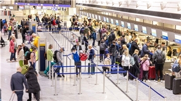 Einen Tag vor Weihnachten hat die Pilotengewerkschaft Cockpit (VC) zu einem Pilotenstreik beim Lufthansa-Ferienflieger Discover Airlines aufgerufen, die Lufthansa konnte durch Ersatz Piloten die Maschinen besetzen und so den Flugbetrieb aufrechterhalten.