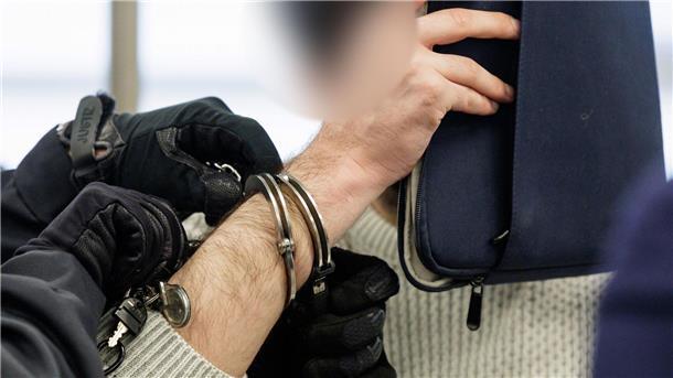 Juwelendiebstahl-Prozess in Dresden geht bis weit in Februar Einer der Angeklagten wird von Justizbeamten in Handschellen in den Gerichtssaal des Oberlandesgerichts Dresden geführt.