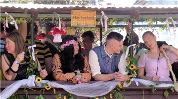 Menschen fahren auf einem Umzugswagen auf dem Ortsgemeinschaftsfest in Schiffdorf.