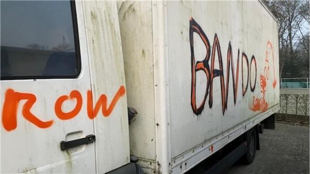 Einer der mit Farbe beschädigten Lastwagen.