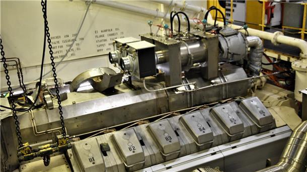 Seltene Bilder von der „Artania“: So sieht es dort aus, wo sonst niemand hinkommt Einer der vier Motoren, die die Schrauben des Schiffs antreiben. Dieser Motor wurde 2014 in das Schiff eingebaut, um ein älteres Modell zu ersetzen.