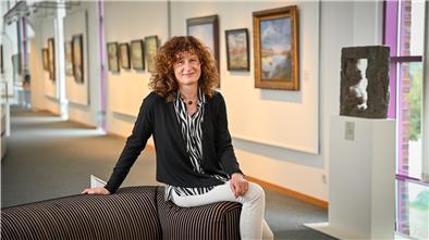 Einer ihrer Lieblingsplätze im Historischen Museum war stets die Gemäldegalerie. Jetzt verabschiedet sich Dr. Anja Benscheidt in die passive Phase der Altersteilszeit. Foto Scheschonka