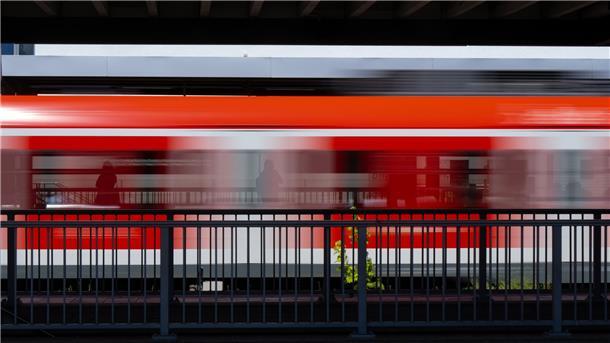 Knapp die Hälfte würde 49-Euro-Ticket nicht kaufen Einer Umfrage zufolge finden 65 Prozent der Teilnehmer ein bundesweites 49-Euro-Ticket gut.