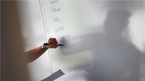Einer Umfrage zufolge gibt es bedrückende Erkenntnisse zum Thema Gewalt gegen pädagogisches Personal.