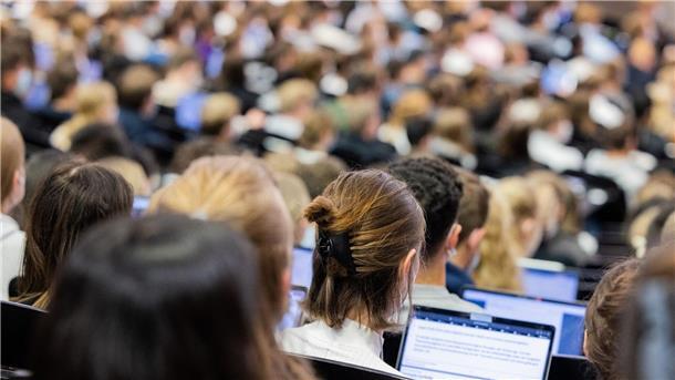 Umfrage: Mehr Studierende klagen über Gesundheitsprobleme Einer Umfrage zufolge waren 68 Prozent der Studierenden innerhalb der vergangenen zwölf Monate oder aktuell „durch Stress erschöpft“.