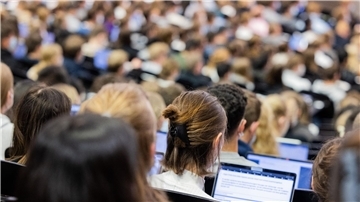 Einer Umfrage zufolge waren 68 Prozent der Studierenden innerhalb der vergangenen zwölf Monate oder aktuell „durch Stress erschöpft“.