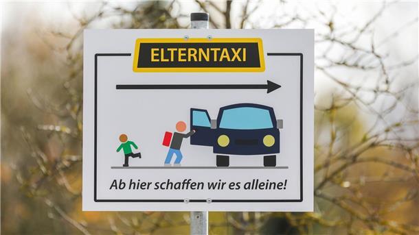 Mehrheit sieht durch Elterntaxis Gefahr für Schulkinder Einer Umfrage zufolge werden in den warmen Monaten 17 Prozent der Kinder hauptsächlich mit dem Auto zum Unterricht gebracht, im Herbst und Winter sind es 22 Prozent.