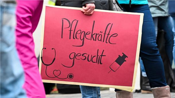 Zu wenig Pflegekräfte - Problem in Kliniken soll zunehmen Einer Untersuchung zufolge fehlen in fast jedem Krankenhaus (94 Prozent) Pflegerinnen und Pfleger auf Allgemeinstationen.