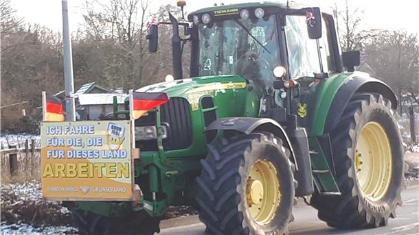 Einer von rund 500 Traktoren, die im Landkreis Rotenburg am Bauernprotest beteiligt waren, hier in Zeven.