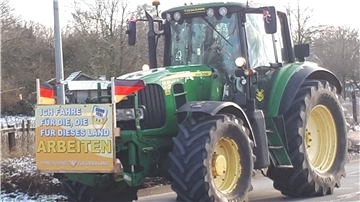 Einer von rund 500 Traktoren, die im Landkreis Rotenburg am Bauernprotest beteiligt waren, hier in Zeven.