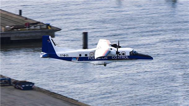 Eines der beiden Sensorflugzeuge von Typ DO228 im Tiefflug. Beide Flugzeuge tragen neben der Aufschrift „Pollution Control“ sowohl ein Luftfahrzeugkennzeichen der Bundeswehr als auch das Logo des Havariekommandos.