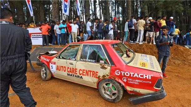 Sieben Tote bei Autorennen in Sri Lanka Eines der Unfallwagen beim Autorennen Fox Hill Supercross in Sri Lanka.