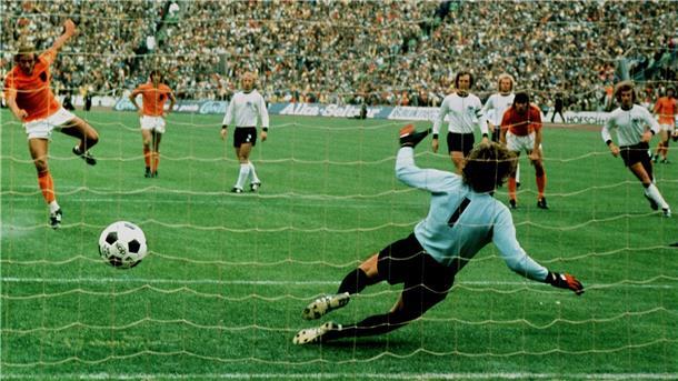 Eines seiner bekanntesten Tore: Johan Neeskens trifft im WM-Endspiel 1974 gegen Deutschland zur 1:0-Führung.