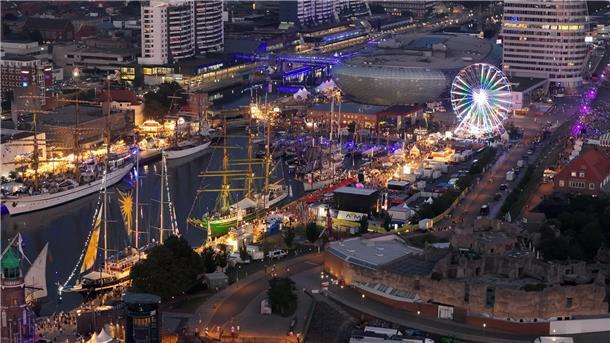 Eine Nachtaufnahme aus der Luft von der Sail 2025 in Bremerhaven.
