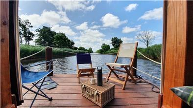 Einfach mal die Seele baumeln lassen: Bei einer Floßfahrt auf dem Hadelner Kanal. Die Floßterrasse eignet sich perfekt für ein Picknick.