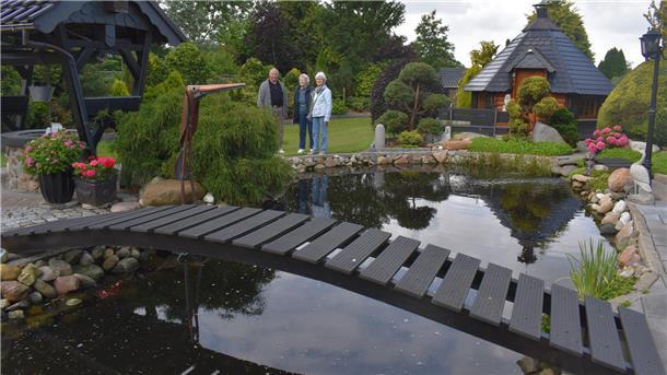 Was blüht denn da? So unterschiedlich können die Gärten in der Region sein Drei Menschen an einem Teich