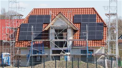 Einfamilienhäuser mit Photovoltaikanlagen werden in der Region Hannover gebaut.