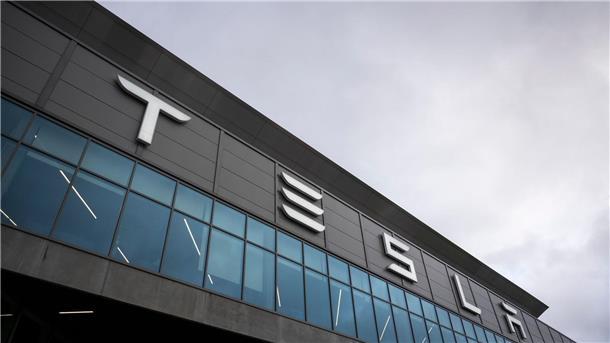 „Dümmste Öko-Terroristen“: Musk äußert sich zu Tesla-Vorfall Eingang der Tesla Fabrik „Gigafactory Berlin-Brandenburg“.