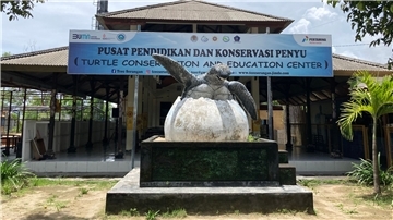 Eingang des Turtle Conservation And Education Center (TCEC), das Meeresschildkröten vor Ritualen und illegalem Handel rettet.