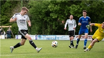 Eingenetzt: Sönke Hauschild trifft zum 1:1 für den SV Ippensen.