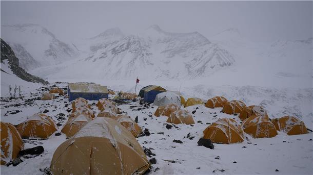 Eingeschneite Zelte stehen am vorgeschobenen Basislager in 6.500 Metern Höhe am Mount Everest, der auf tibetisch „Qomolangma“ heißt.