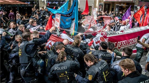 Friedlicher 1. Mai in Berlin - Gewalt in Stuttgart Einheiten der Polizei stoßen während der Revolutionären 1. Mai Demo in der Stuttgarter Innenstadt mit Demonstrationsteilnehmern zusammen. Dabei wurde auch Pfefferspray angewendet.