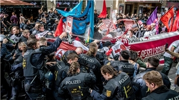Einheiten der Polizei stoßen während der Revolutionären 1. Mai Demo in der Stuttgarter Innenstadt mit Demonstrationsteilnehmern zusammen. Dabei wurde auch Pfefferspray angewendet.