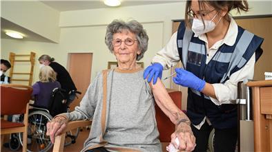 Einheitliche Lockerungen für geimpfte Bewohner von Seniorenheimen lassen weiter auf sich warten. In Bremerhaven und im Cuxland müssen die Einrichtungen in Abstimmung mit den Gesundheitsämtern eigene Lösungen erarbeiten.