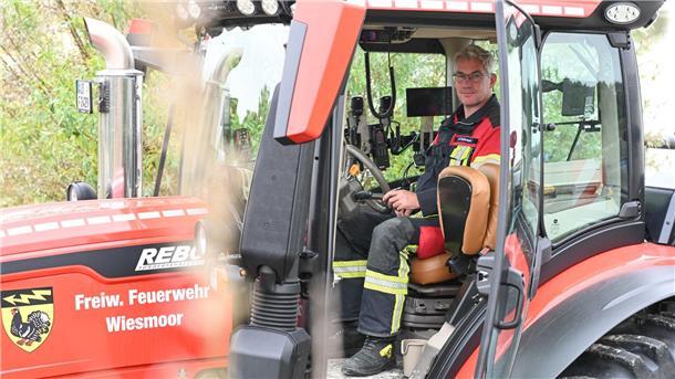 Spielerei oder Supergerät: Was kann ein Feuerwehr-Trecker? Einheitsführer Holger Eyhusen ist einer der Feuerwehrleute, die den Trecker fahren können.
