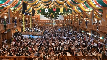 Einige Bayern-Profis und auch Coach Kompany haben sich bereits auf dem Oktoberfest umgesehen.