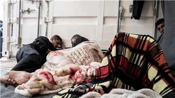 Einige der aus dem Meer geretteten Migranten an Bord des humanitären Schiffes „Ocean Viking“. Das Seenotrettungsschiff mit 234 Migranten an Bord darf Frankreich ansteuern.