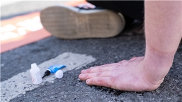 Einige der Klimaaktivisten kleben sich immer wieder an der Straße fest (Symbolbild).