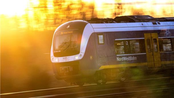 Einige Fahrgäste wählten laut der Bundespolizei den Notruf, nachdem der Zug infolge eines Defekts auf freier Strecke stoppen musste. (Symbolbild)