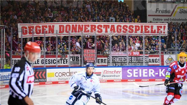 Einige Fans der Pinguins protestierten erneut gegen die Spielansetzung an einem Donnerstag.