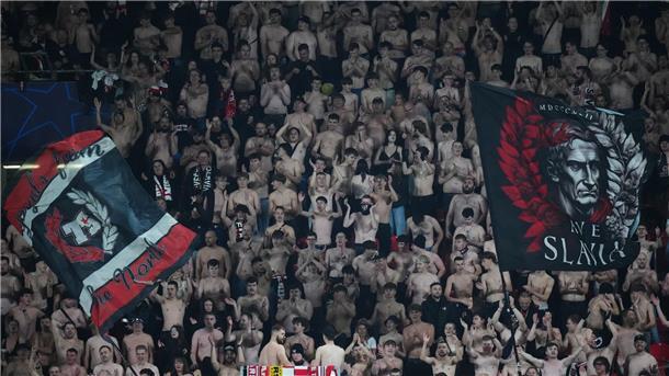 Liverpool-Coup gegen Real - Arsenal siegt mit Rekord-Teenie Einige Fans von Slavia Prag sahen die klare Niederlage oberkörperfrei.