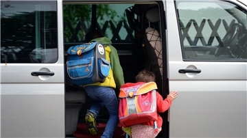 Einige Kinder werden jeden Tag mit dem Auto zur Schule gebracht.